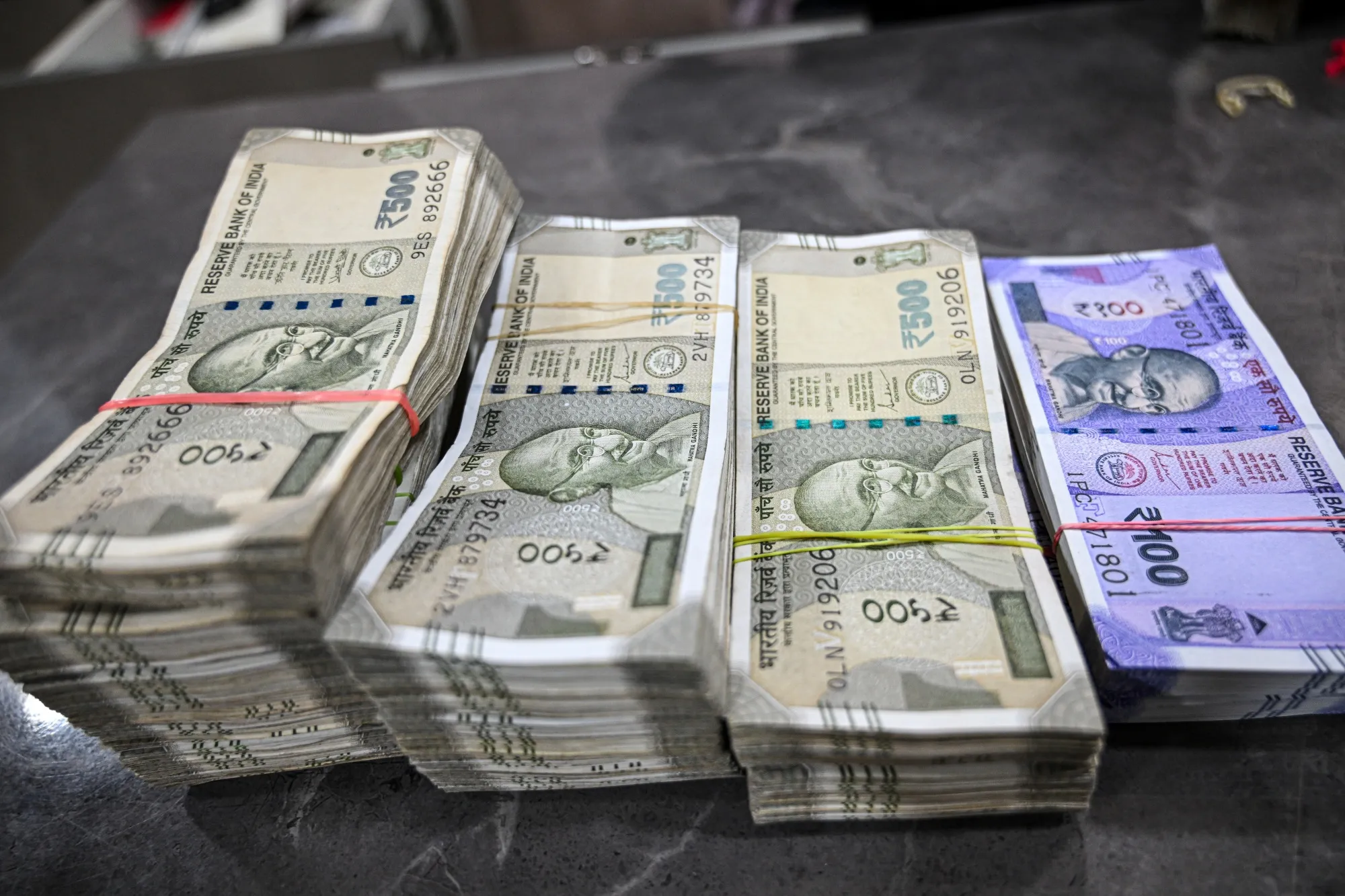 インド通貨ルピーが約２年ぶり大幅上昇、中銀介入観測で - Bloomberg