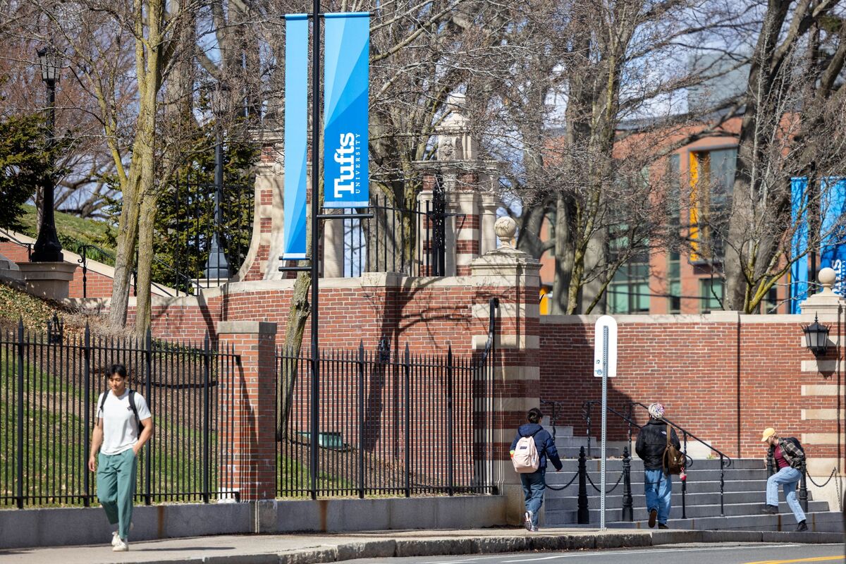 ‘High Cost, High Aid’ College Pricing Baffles Desperate Parents