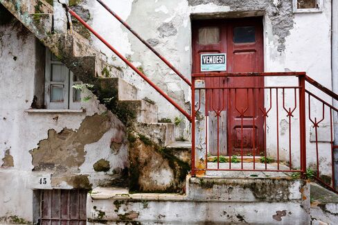 A sale sign on the door of a residential property in Satriano