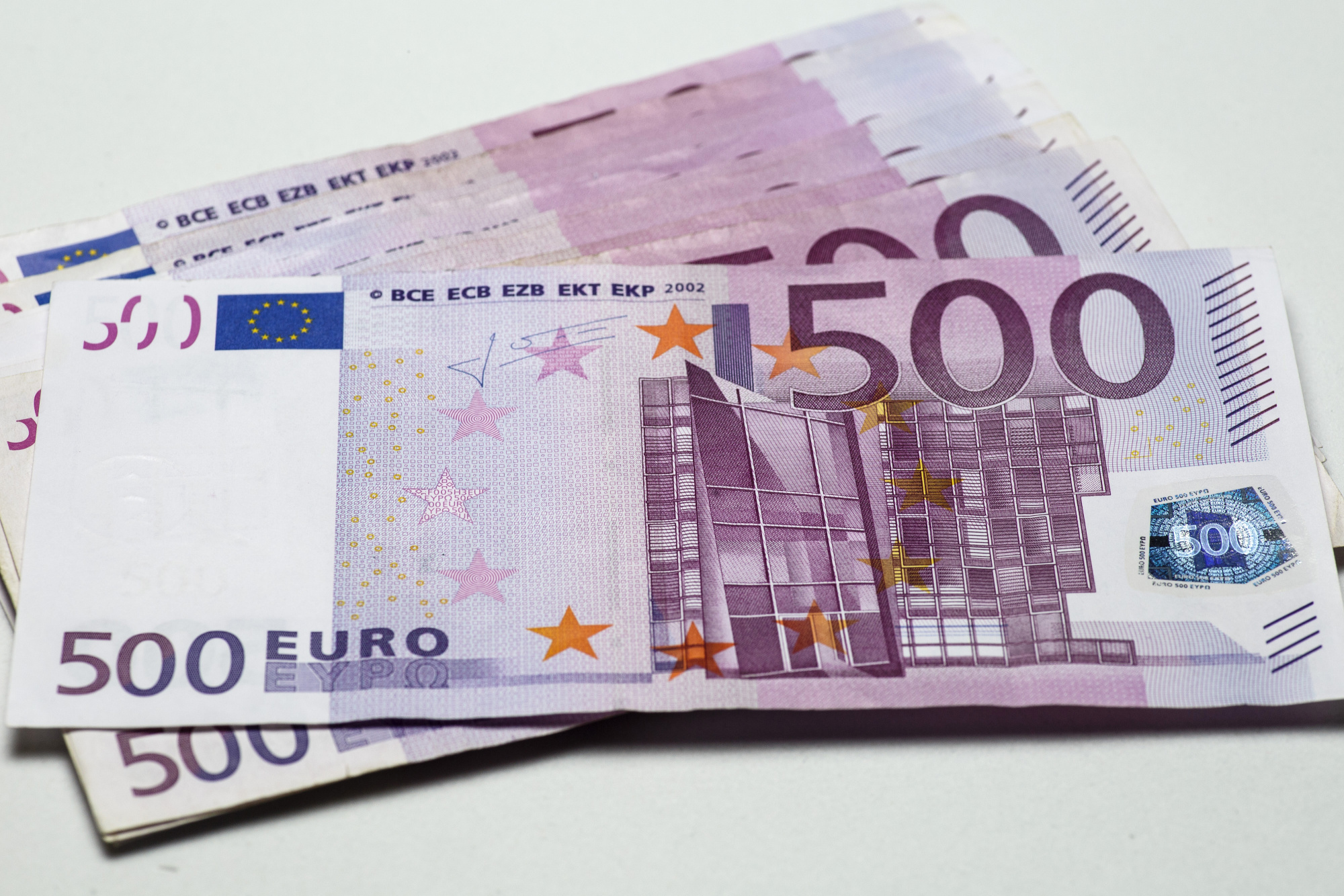 Крупная купюра евро. Банкноты евро 500. Купюра 500 евро. Пятьсот евро купюра. Крупные купюры евро.