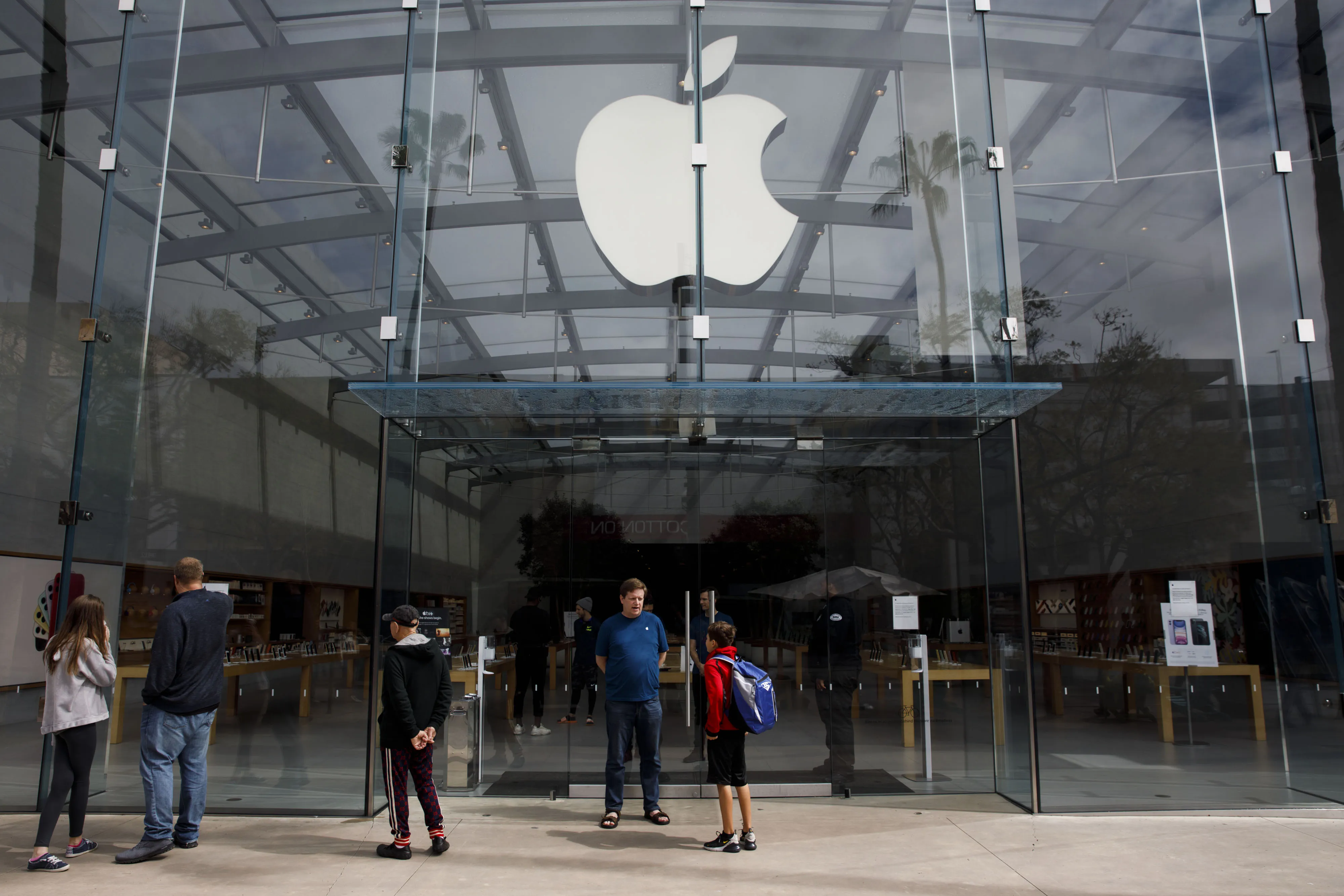 An Apple Inc. employee informs customers that the store is closed in Santa Monica, California,&nbsp;on March 14.&nbsp;