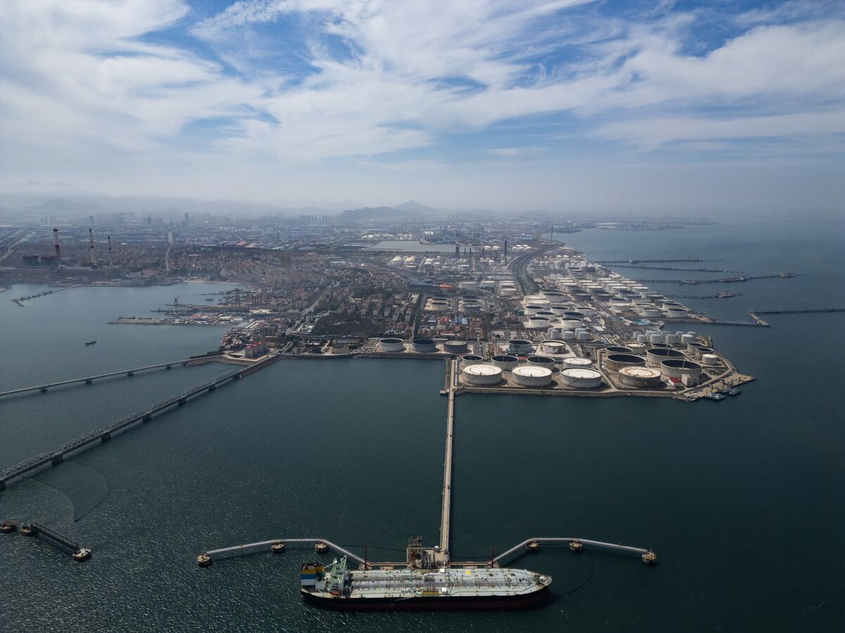 Shipping Stocks Eclipse Chips in Asia as Freight Rates Jump