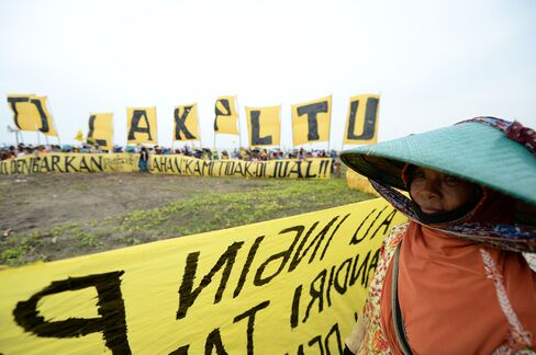 Villagers protest in Batang