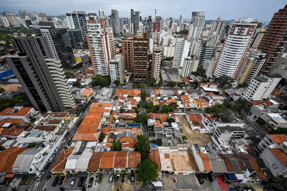 Brazil Economists Lift Growth Forecasts as Activity Outperforms - Bloomberg