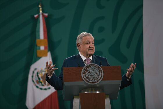 Pimco, Emso Detect Default Risk Mispricing in Pemex’s Bonds