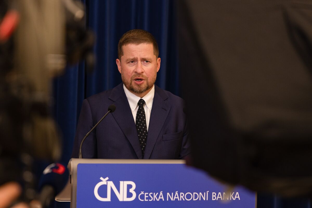 Czech Central Bank Chief Says Rate Cut Hinges on Core Inflation
