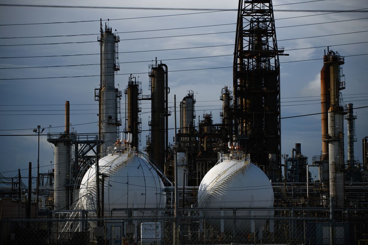 Oil Edges Higher With Stockpiles and Trade-War Twists in Focus