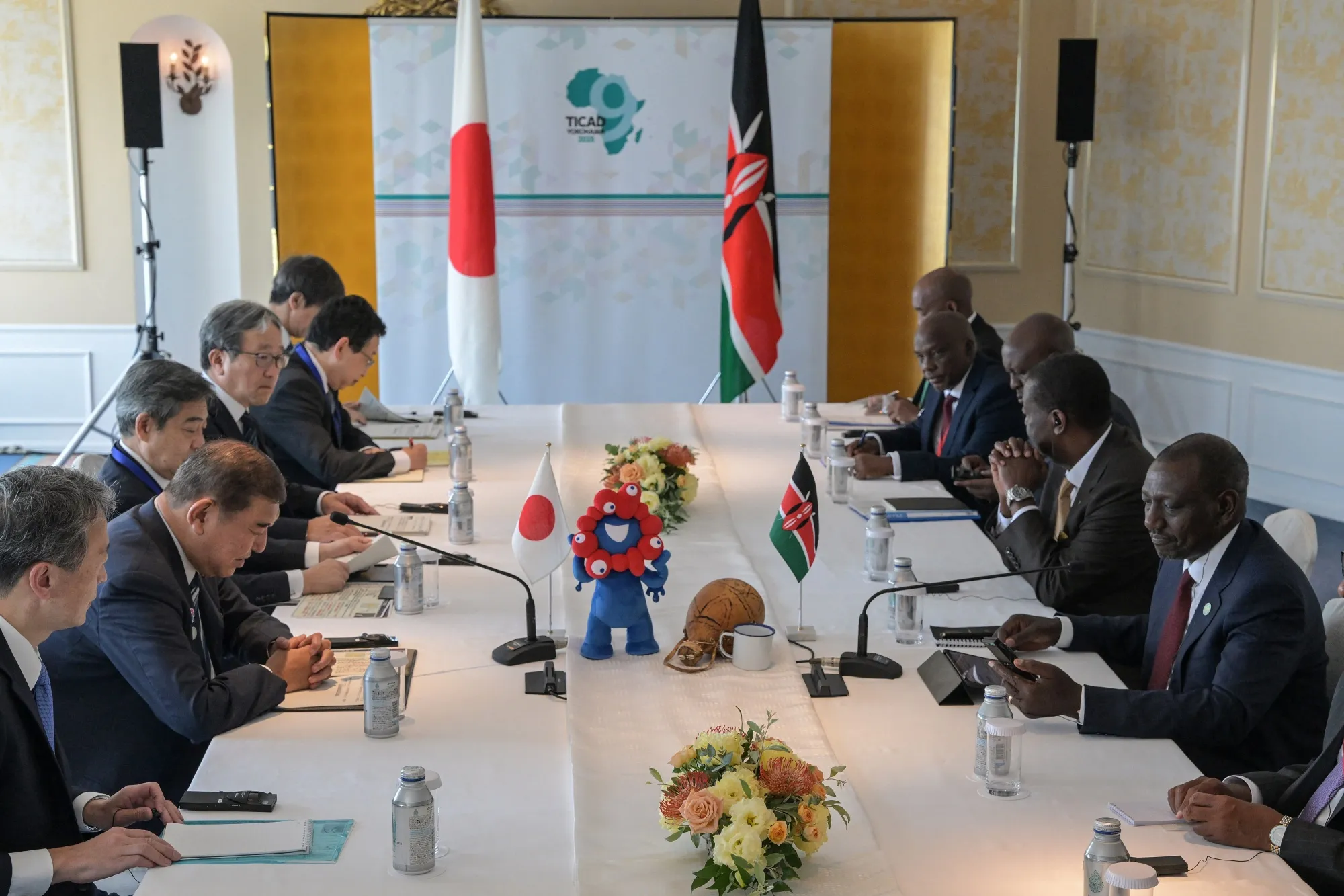 Japan's Prime Minister Shigeru Ishiba, second from left, speaks with Kenya's President William Ruto, right,&nbsp;in Yokohama on Aug. 20.&nbsp;