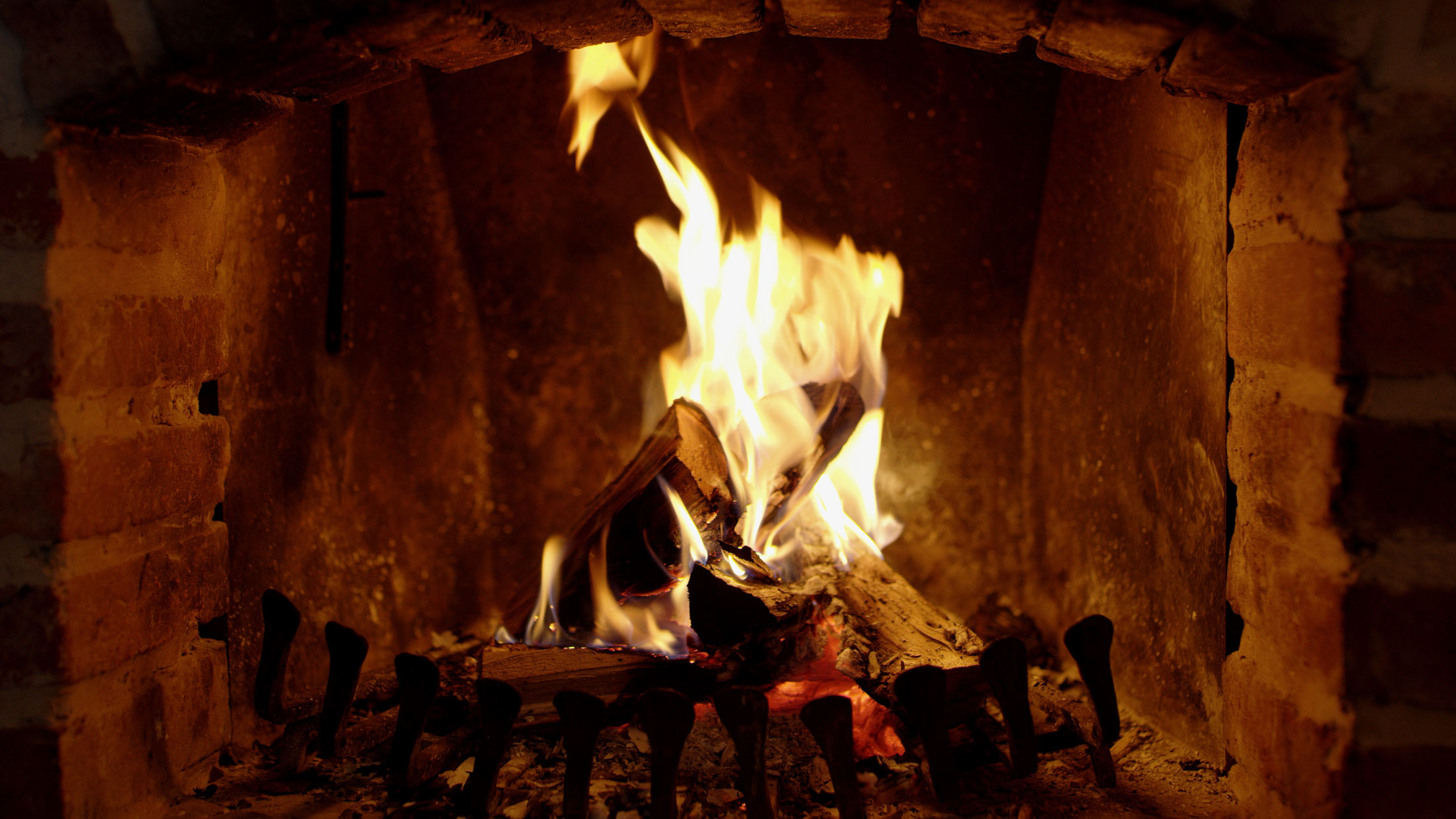 What is a fireside chat? Tips for addressing your company