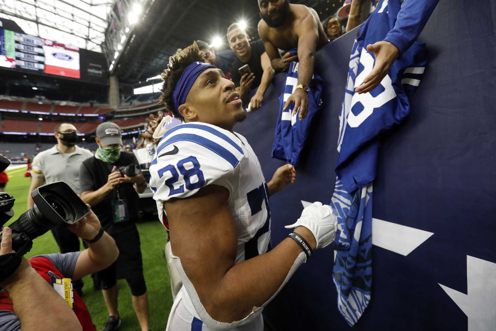 Photo: Ezekiel Elliott Has Reversible Chain With Cowboys, Patriots