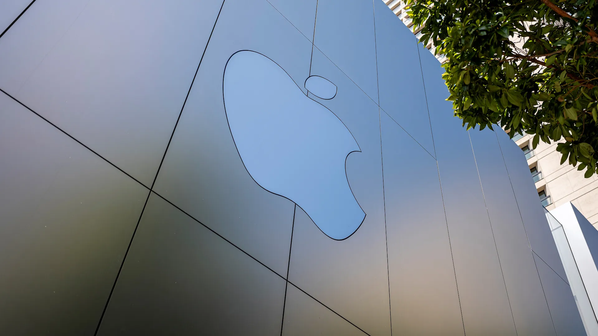 Watch Apple's New Design Language - Bloomberg