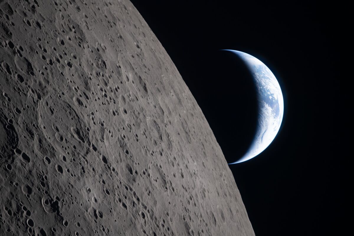 NASA Commits to Lunar Mission Timeline Despite Hardware Concerns