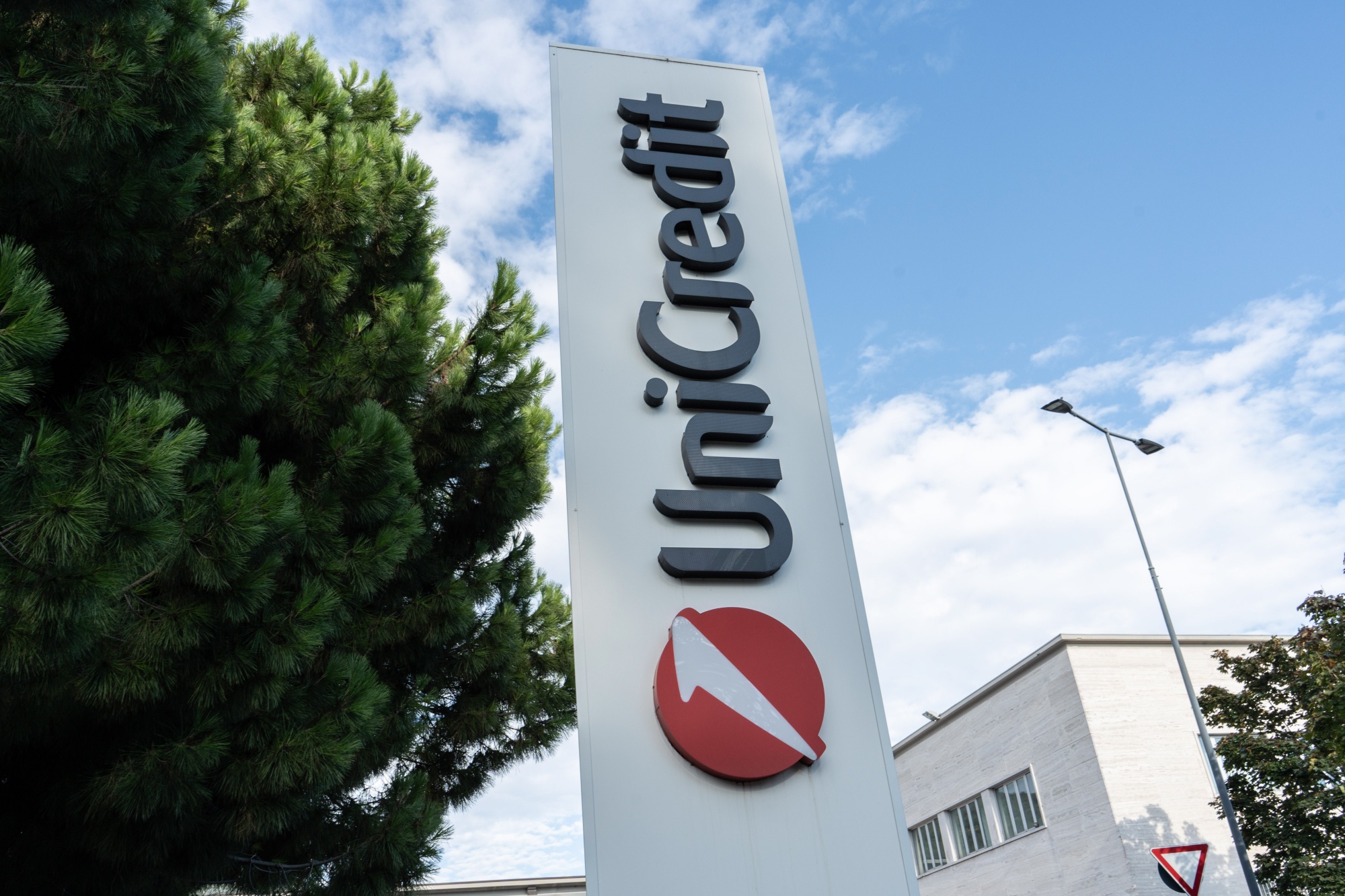 UniCredit Bonus Pool Set to Increase by 16% After Record Year - Bloomberg