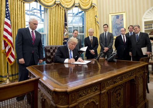 TPP離脱の大統領令に署名するトランプ氏