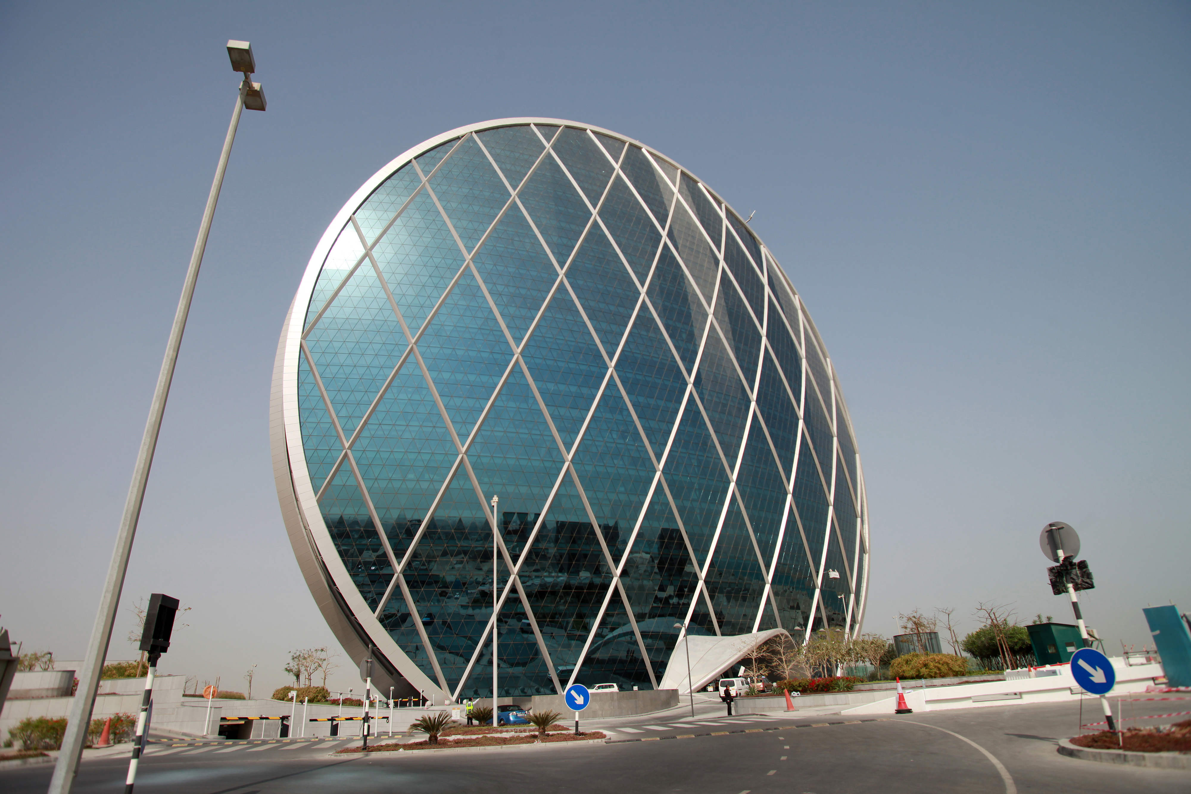 Кольцевое здание. Aldar hq в Абу-Даби. Небоскреб «Aldar hq” в Абу Даби. Aldar Headquarters building (Абу-Даби, ОАЭ, 2010). Круглый небоскреб в Абу Даби.