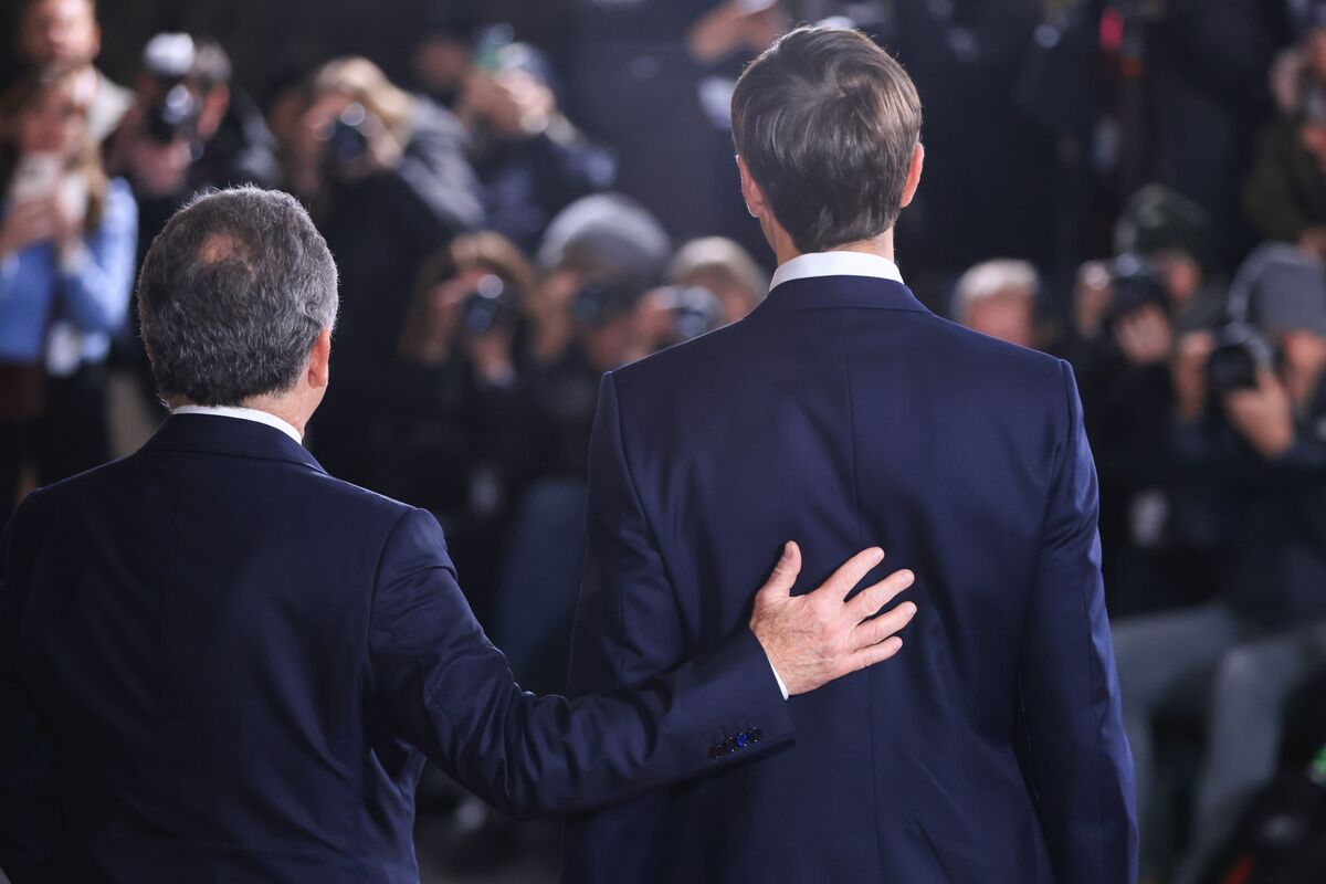 Trump Puts Fate of World’s Top Conflicts in the Hands of Two Men