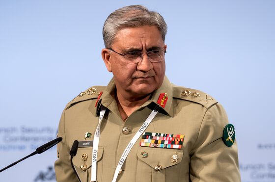 Pakistan’s Army Chief Holds Private Meetings to Shore Up Economy