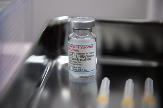 SoftBank, Nomura Tapped to Offer Moderna Shots for Employees
