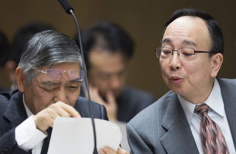 黒田総裁(左)の隣に座る雨宮理事(国会)