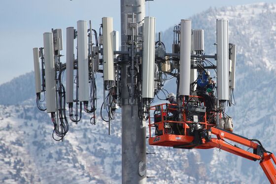 Aviation Chaos Over 5G Wireless Rollout Exposes Feuds Brewing for Years