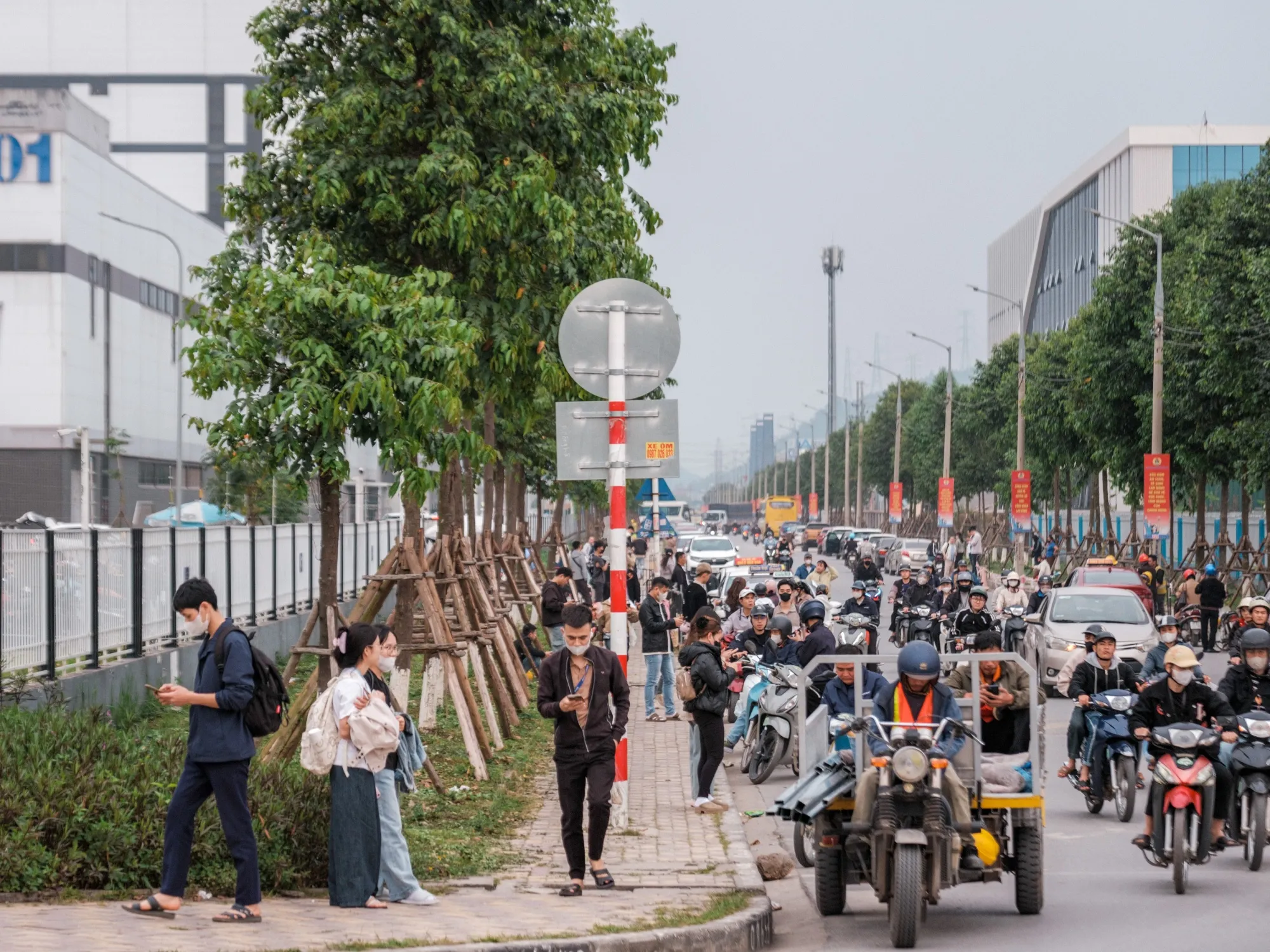 Employees leave Fukang Technology Co., a subsidiary of Foxconn Technology Group, after work at Quang Chau Industrial Park in Bac Ninh, Vietnam, on March 14, 2026. Photographer: Linh Pham/Bloomberg