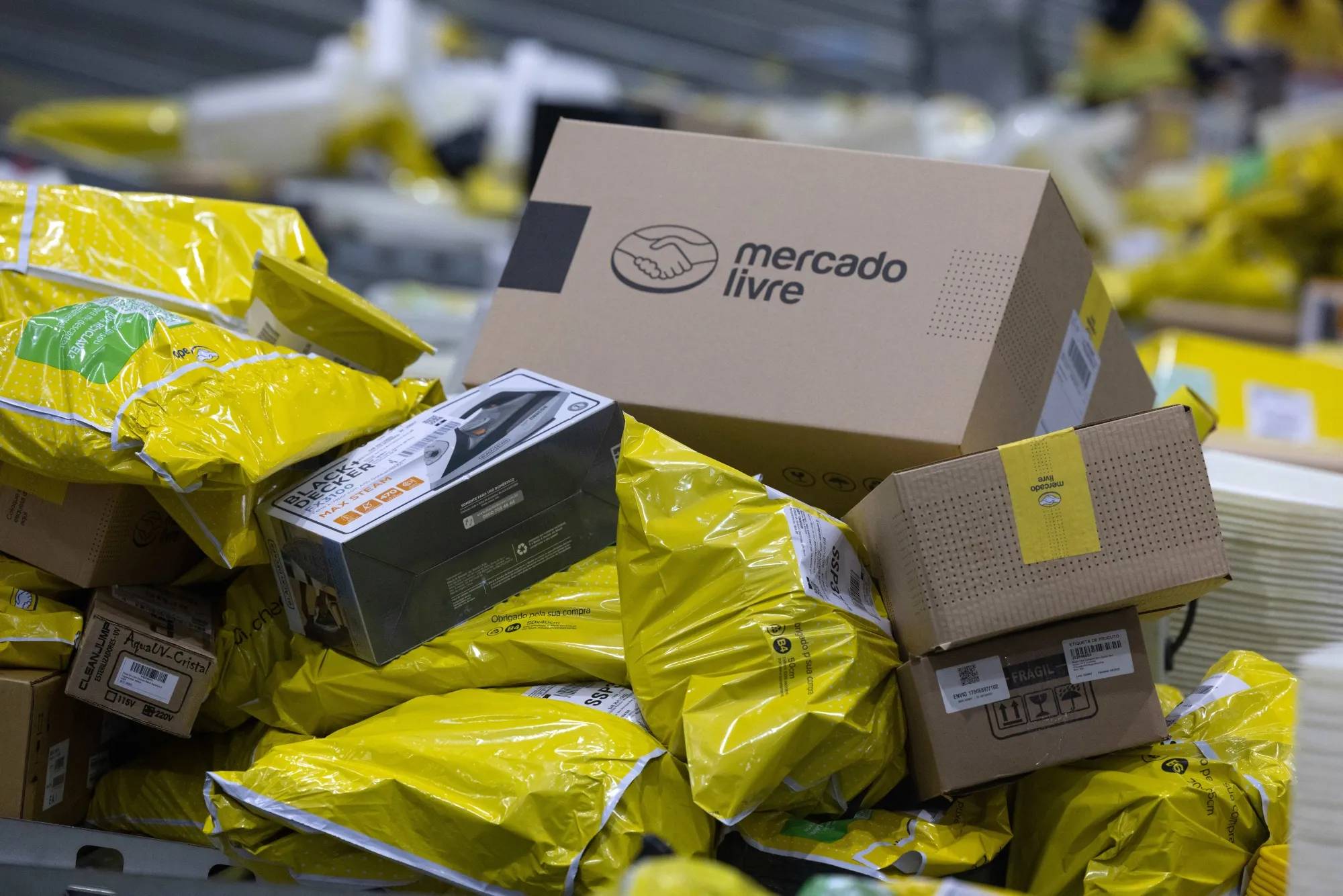 Inside A MercadoLibre Fulfillment Center on Black Friday