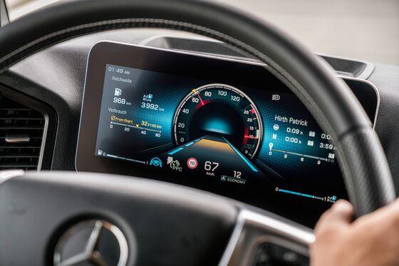 Mercedes Brings Hands-Free Driving to Its 40-Ton Highway Hauler
