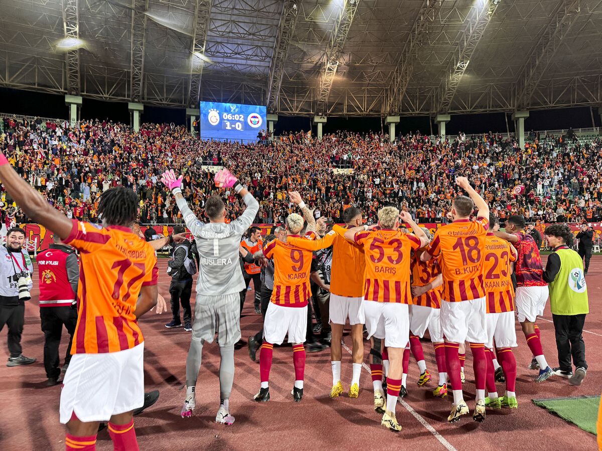 Galatasaray Takes Turkey Super Cup After Bizarre Match Bloomberg