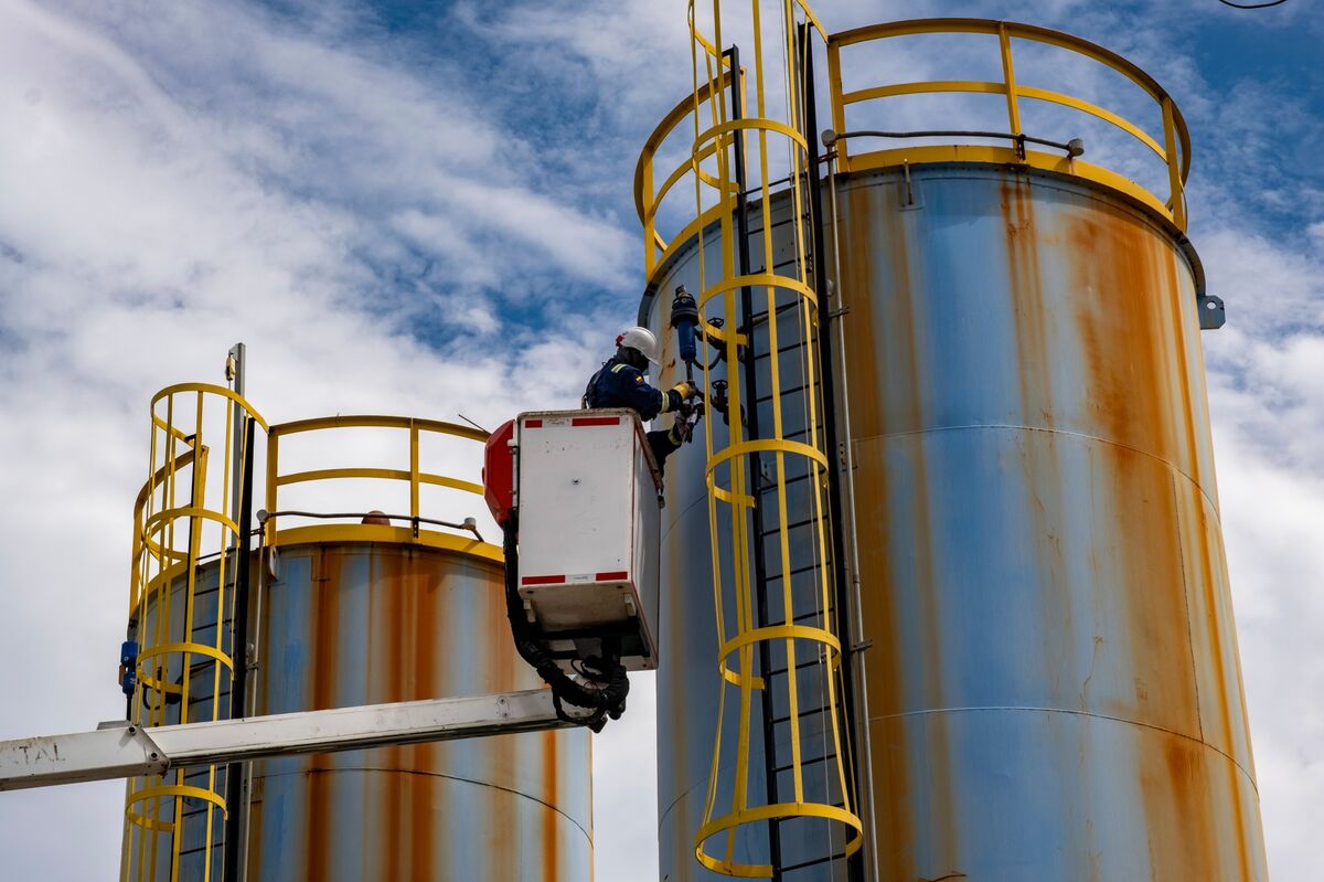 Oil Steadies After Weekly Loss as Investors Weigh US-China Trade