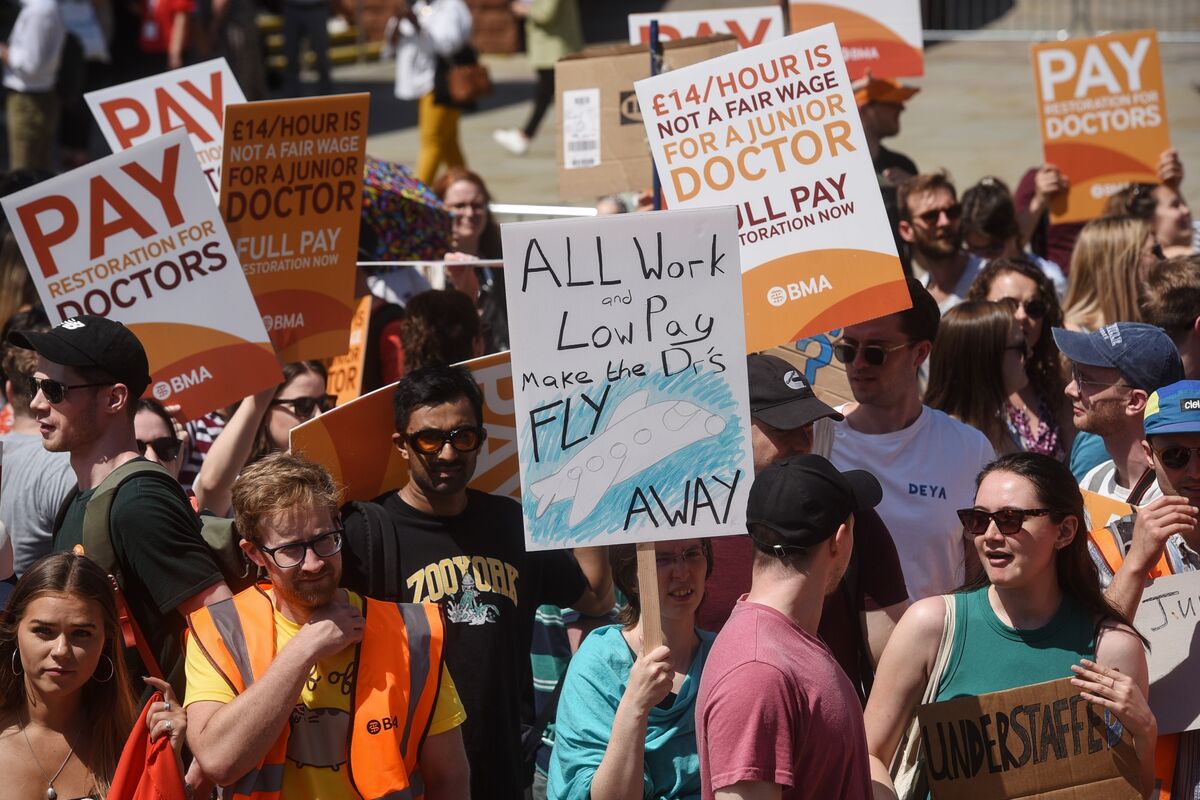 Latest junior doctors' strikes 'could lead to 75,000 cancellations in  London' as medics walk out for second day