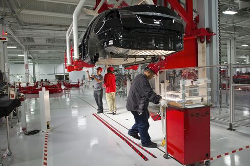 Tesla Jumps on Early Model S, Daimler Plans