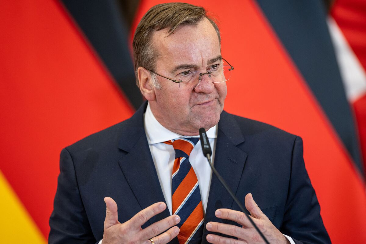 German Defense Chief Chides Trump Over Strategy Toward Putin German Defense Chief Chides Trump Over Strategy Toward Putin