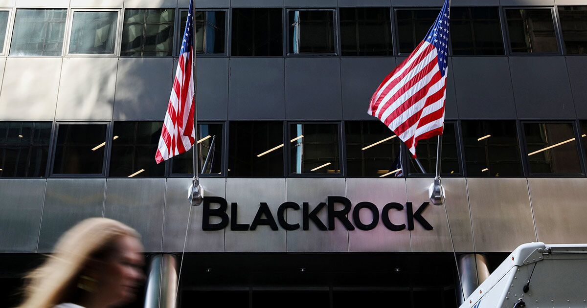 how larry fink s blackrock is helping the fed with bond buying bloomberg