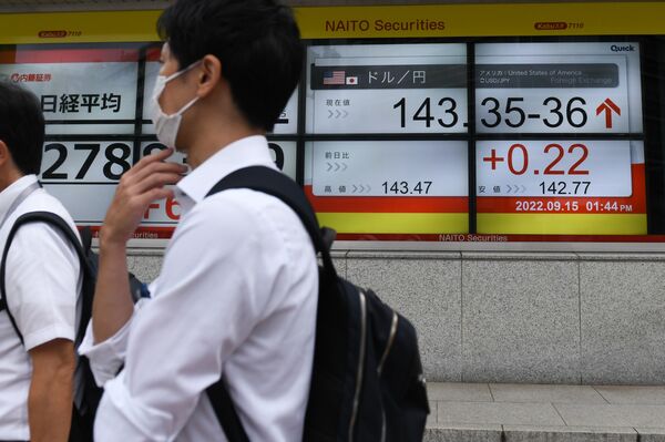 Yen?s Gain Sparks ?Widespread Liquidation? Across Markets