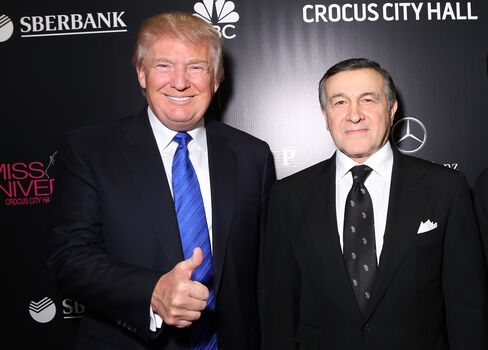 トランプ氏とアガラロフ氏(2013年11月9日、モスクワで)