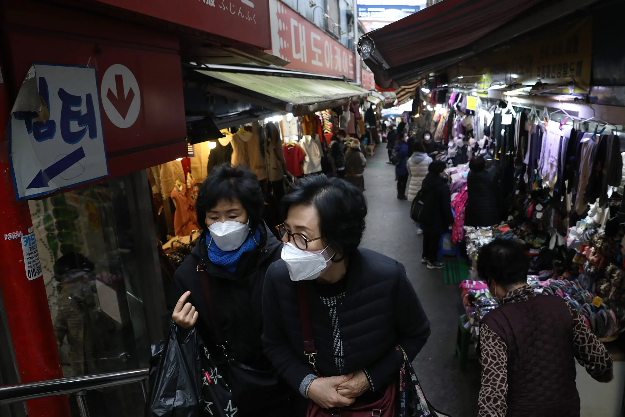 Shoppers at Namdaemun market in Seoul, Nov. 25.&nbsp;