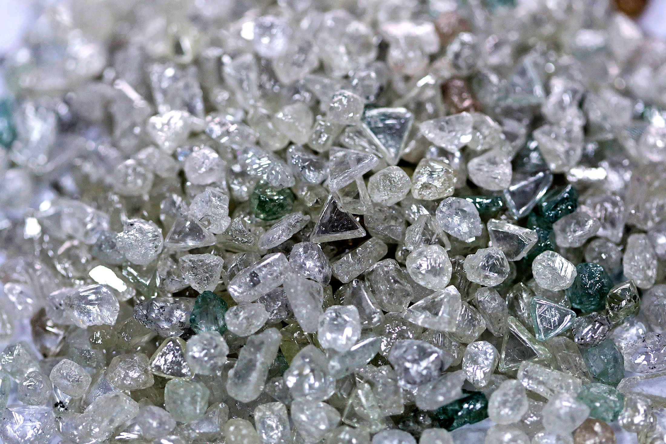 Природные алмазы россии. Природный неограненный Алмаз. Алмаз неограненный камень. Алмазное сырье АЛРОСА. Синтетические Алмазы.