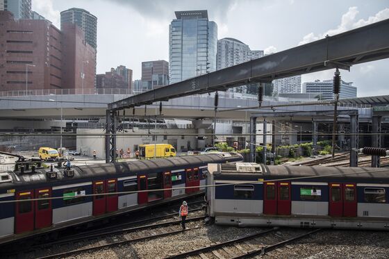 MTR Train Carrying Passengers Derails in Hong Kong
