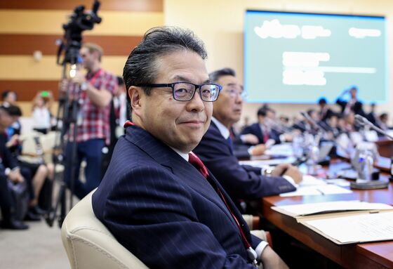 Japan Vaccine Czar Outshines Suga to Rise as Potential Successor