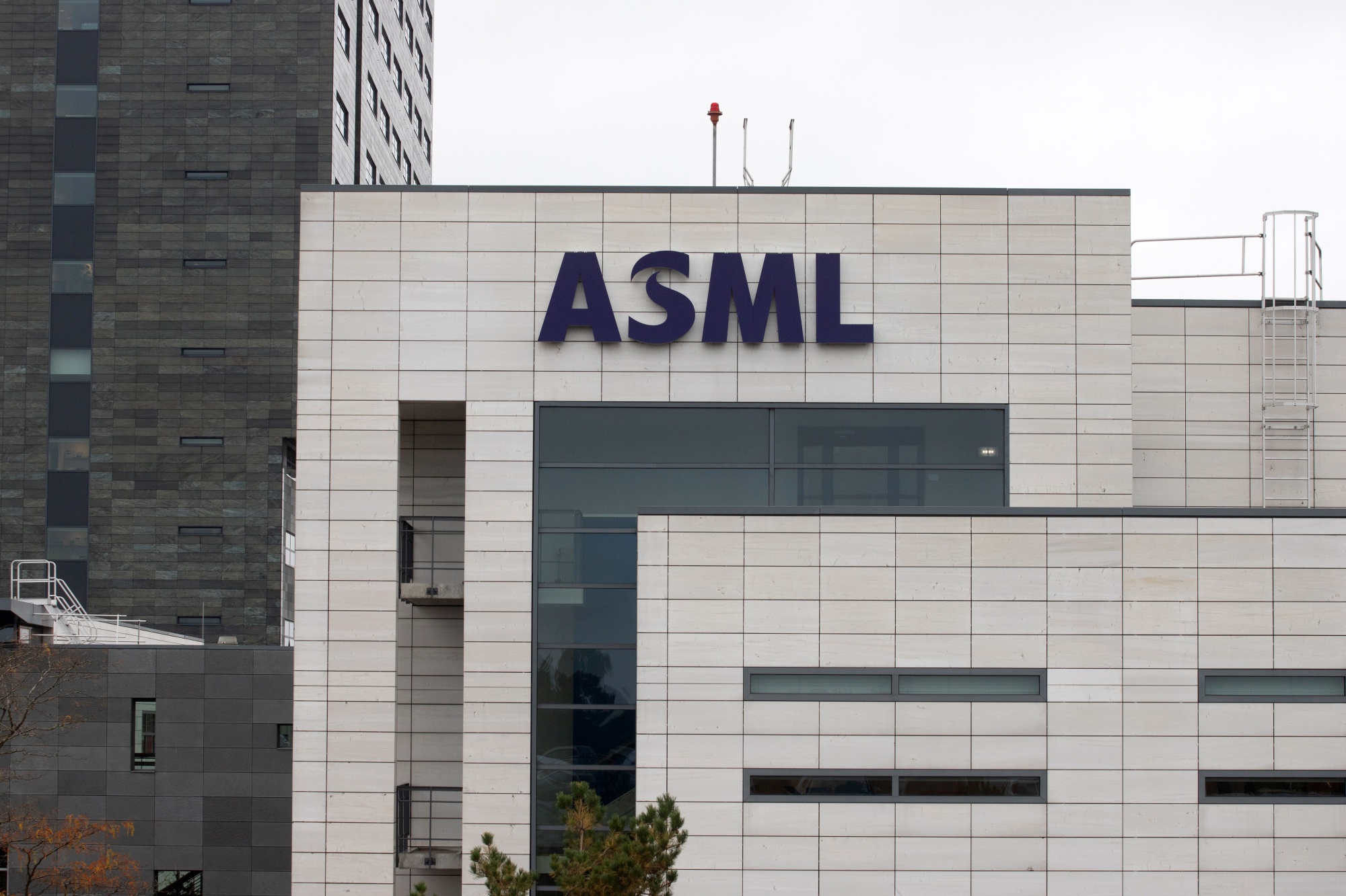 ASML Hit With More Dutch Restrictions on China Chip Operations - Bloomberg