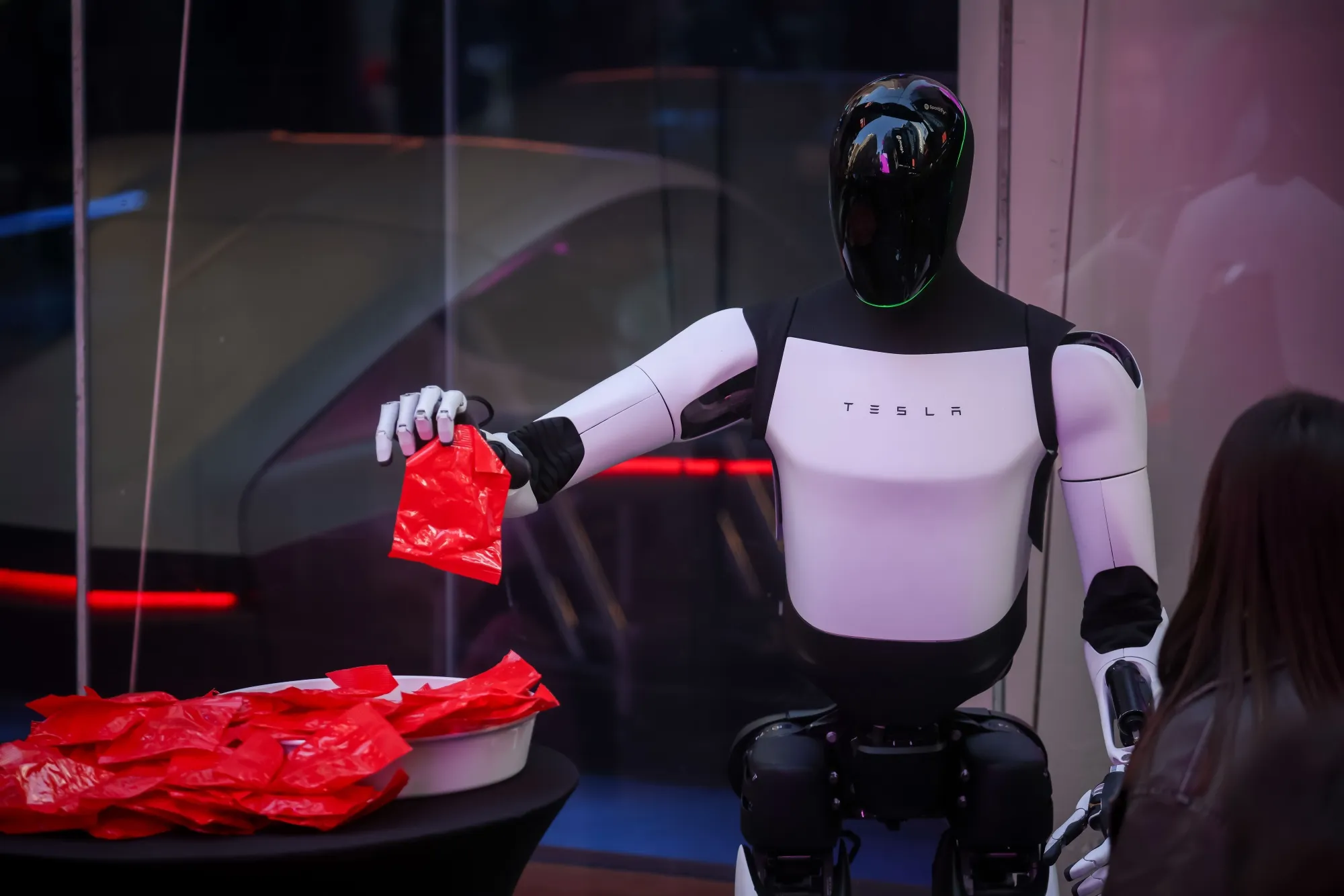 テスラ人型ロボット「オプティマス」、来年中に販売の公算－マスク氏