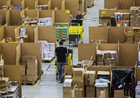アマゾンの配送施設で働く従業員