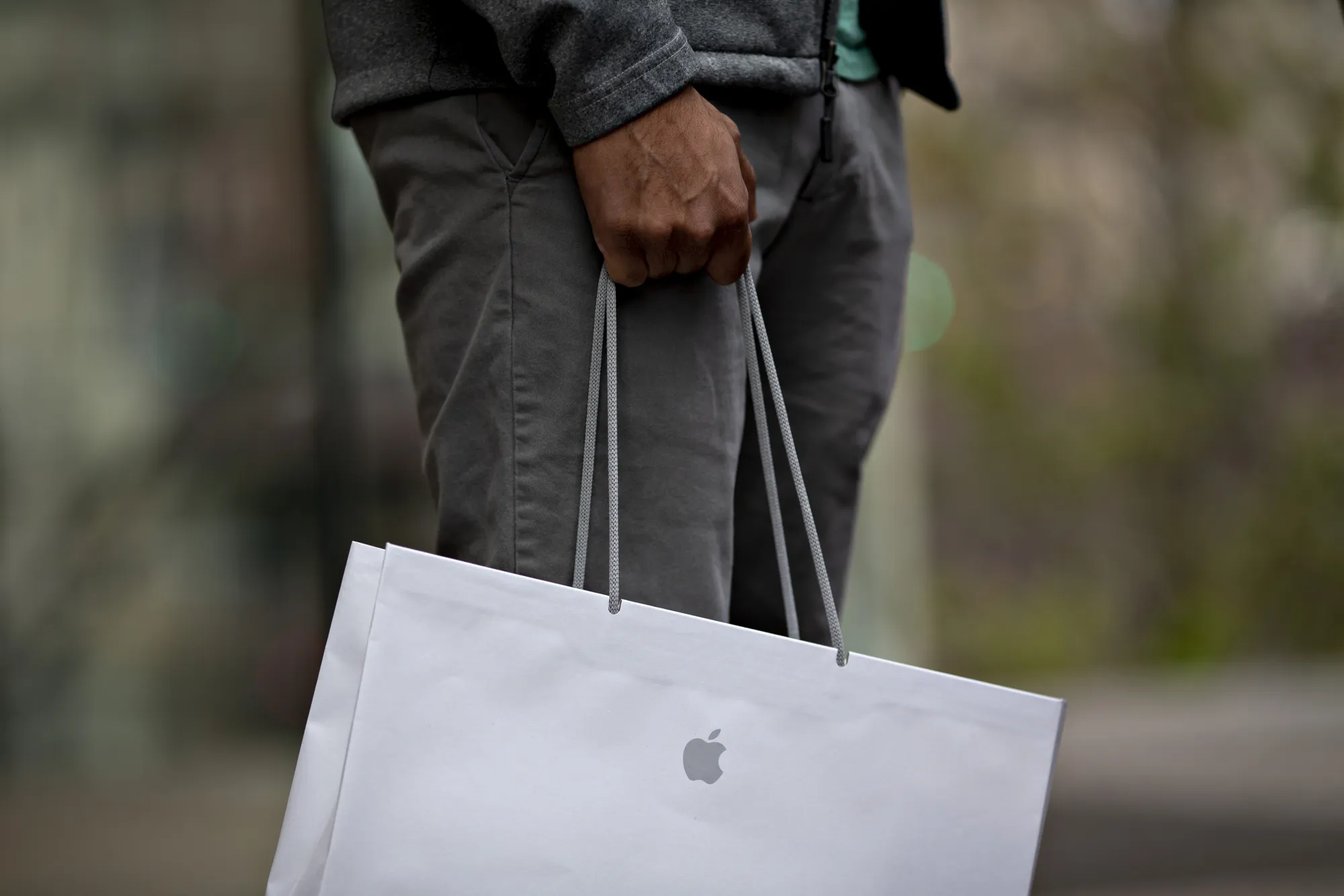 Apple (AAPL) Stock Buyback Bonanza Helps to Buoy Shares in Market Slump -  Bloomberg