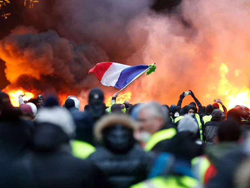 Macron Vows to Face Down `Very Violent' Riots to Change France - Bloomberg
