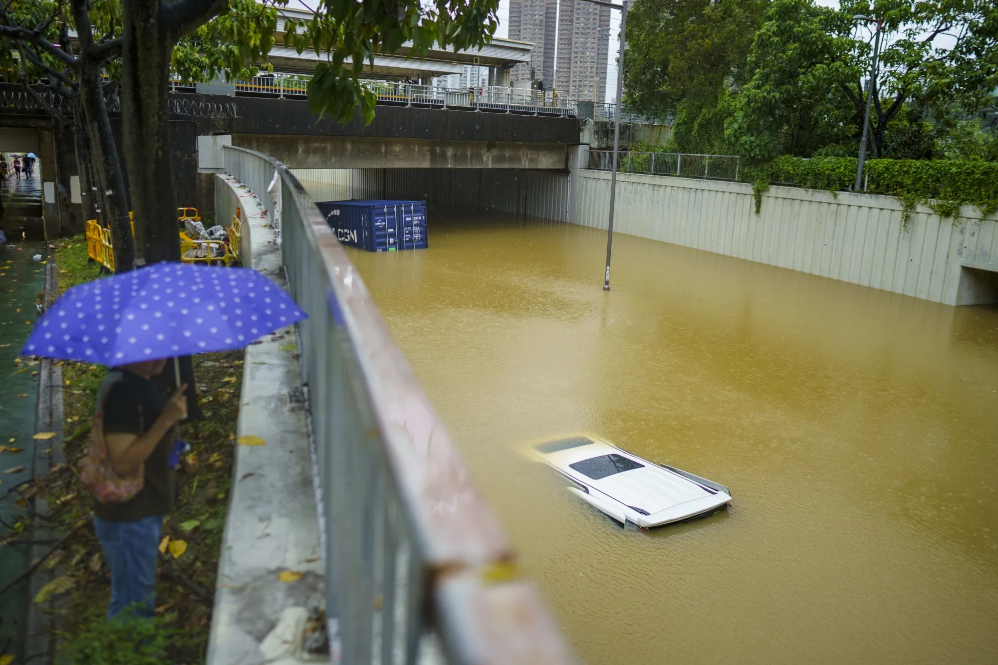 Hong Kong Shuts Down City Due to Record Rainfall From Typhoon Haikui -  Bloomberg