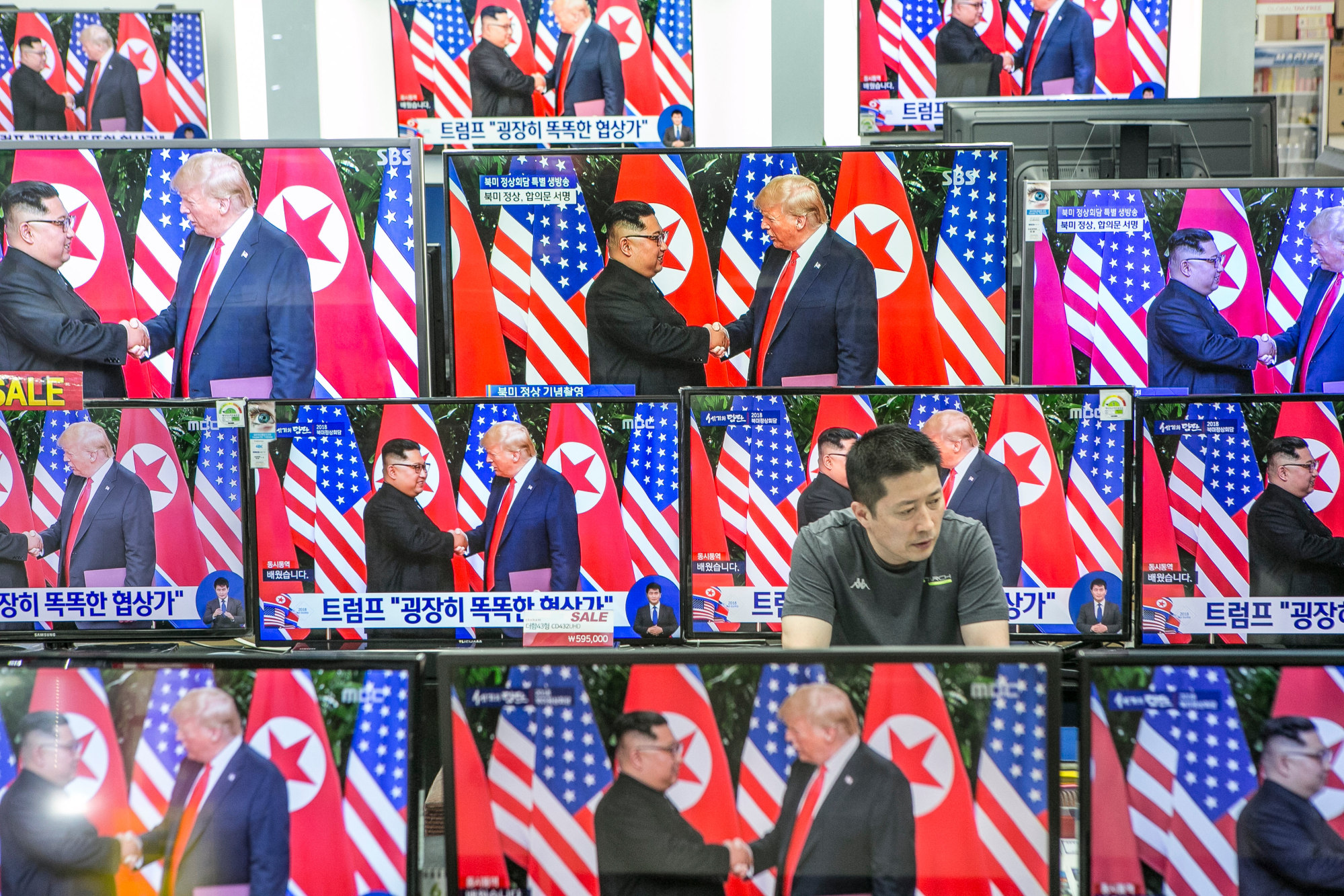 A news broadcast of Donald Trump and Kim Jong Un shaking hands following a document-signing event in Singapore, in an electronics store in Seoul, in&nbsp;June 2018.