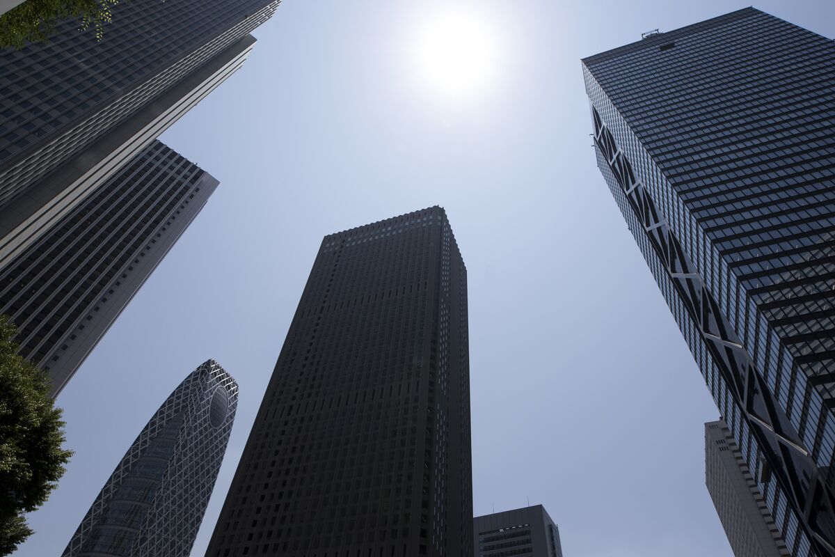 ブルームバーグのニュース記事「債券は上昇へ、原油安受けて米長期金利が低下－国内政治の安定も支え」の画像