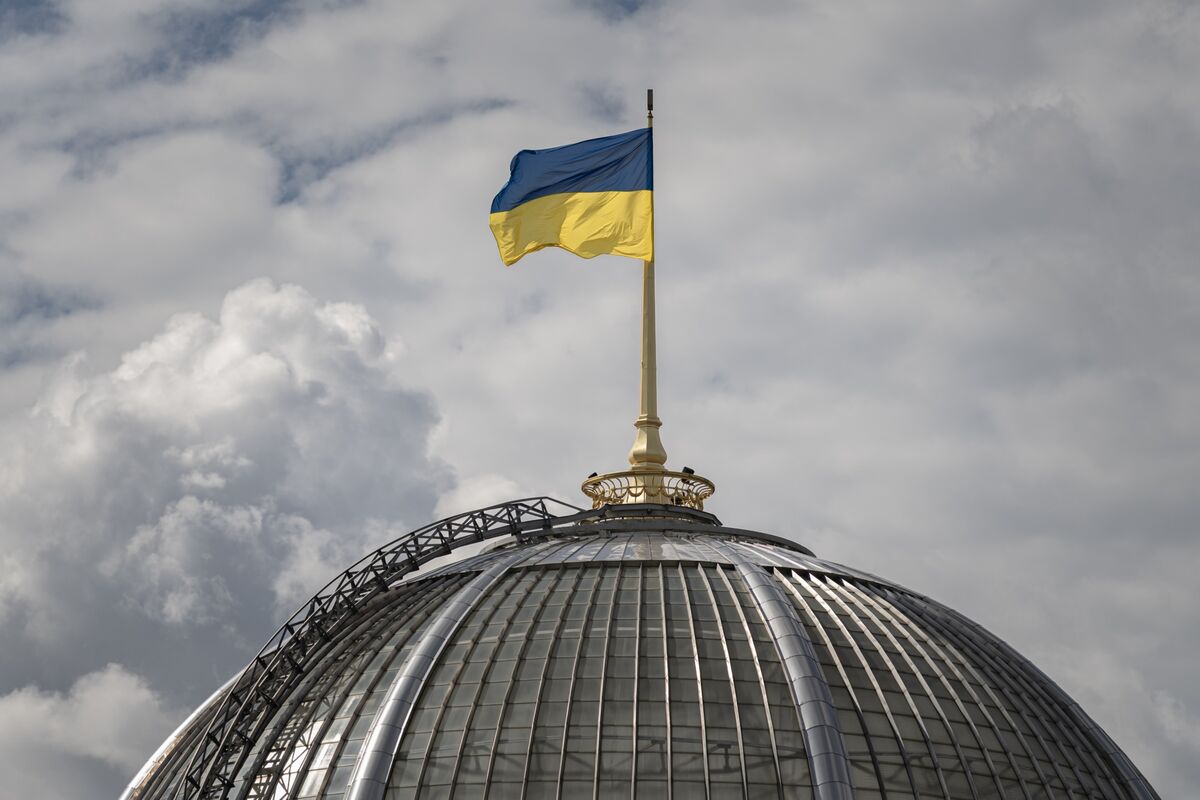 Ukraine Extends Interest-Rate Pause Amid Budget Talks With IMF