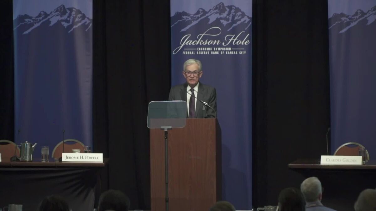Powell Says Shifting Risks May Warrant Policy Adjustment