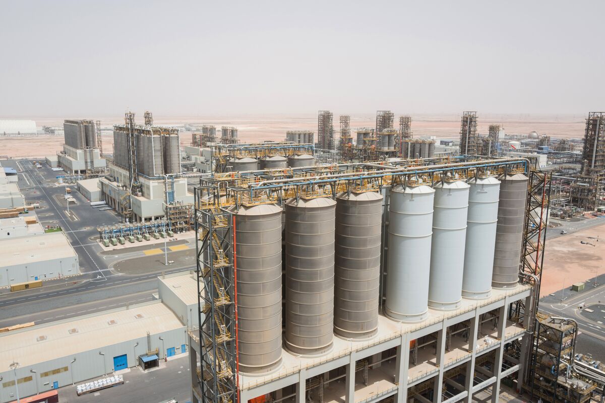 bloomberg.com - Alex Longley - Covert Mideast Oil Flows Are Keeping Global Prices in Check